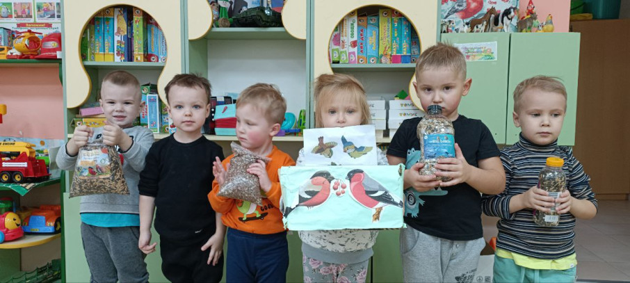 Приглашаем всех подружек пообедать у кормушек. Приглашаем всех подружек пообедать у кормушек.
